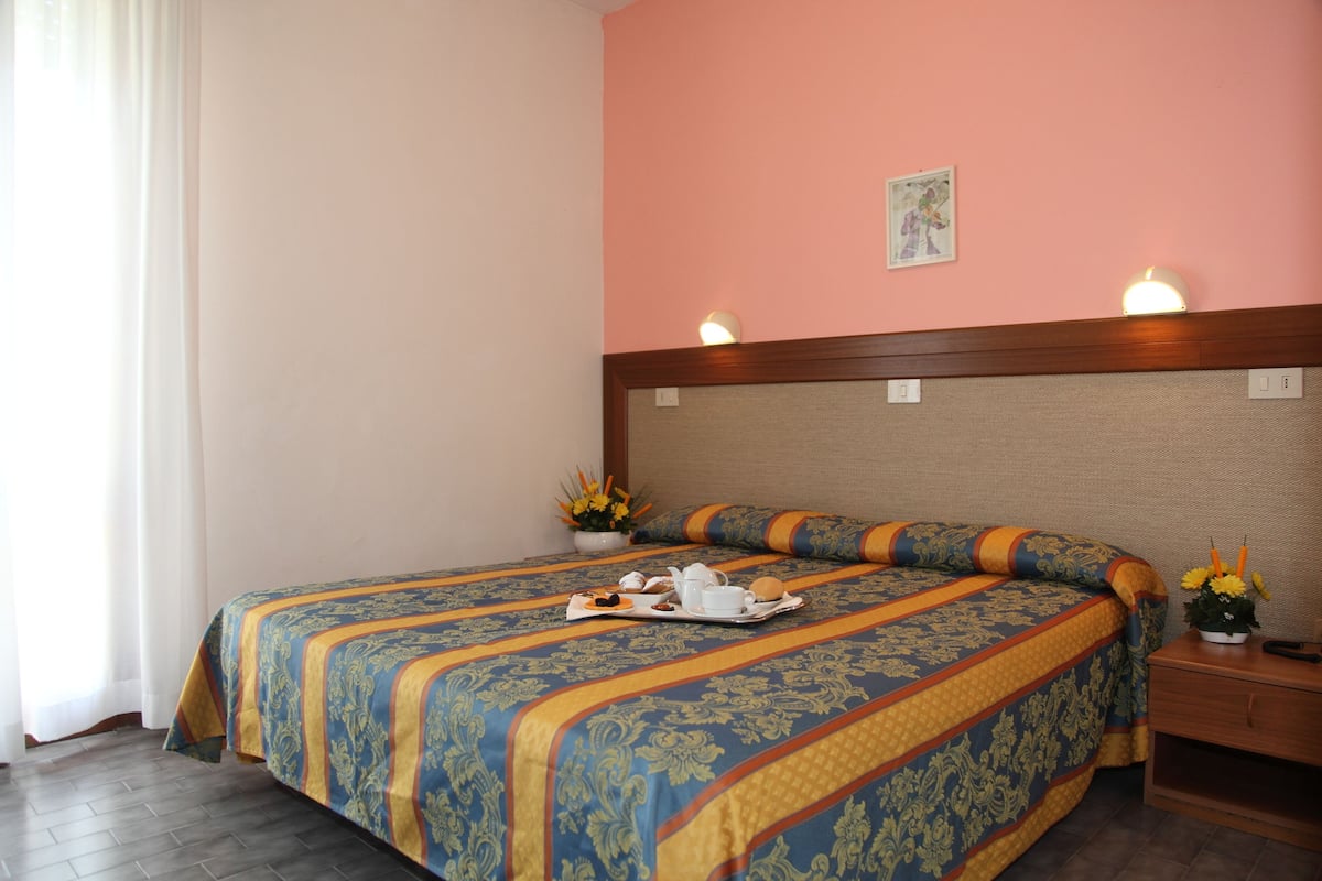Standard Double Room, Partial Sea View | In-room safe, desk, WiFi (free)