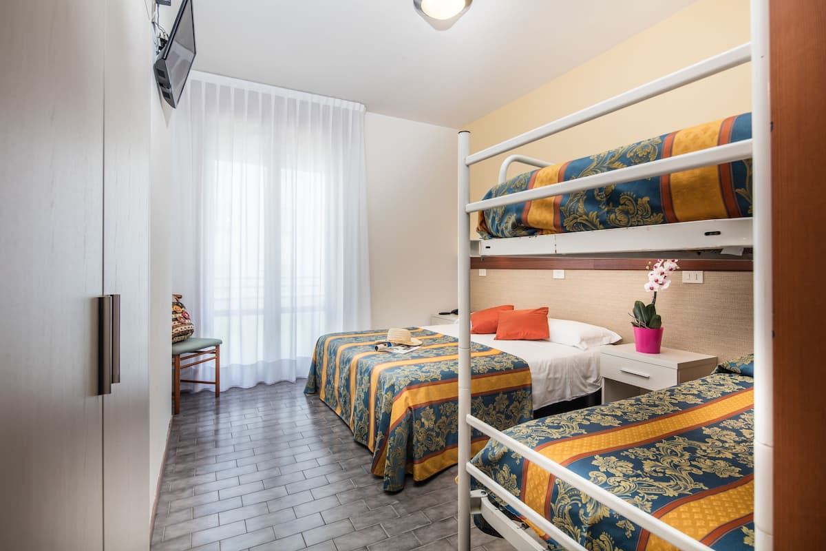 Quadrupla Standard, vista mare parziale | Una cassaforte in camera, una scrivania, Wi-Fi gratuito