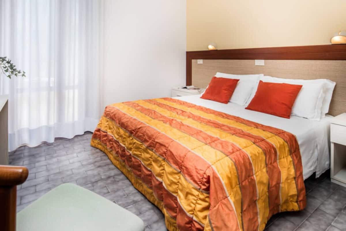 In-room safe, desk, WiFi (free)