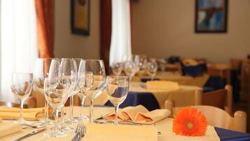 Breakfast, lunch, dinner served; Italian cuisine
