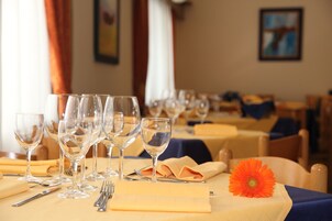 Der serveres morgenmad, frokost, aftensmad og italienske retter 