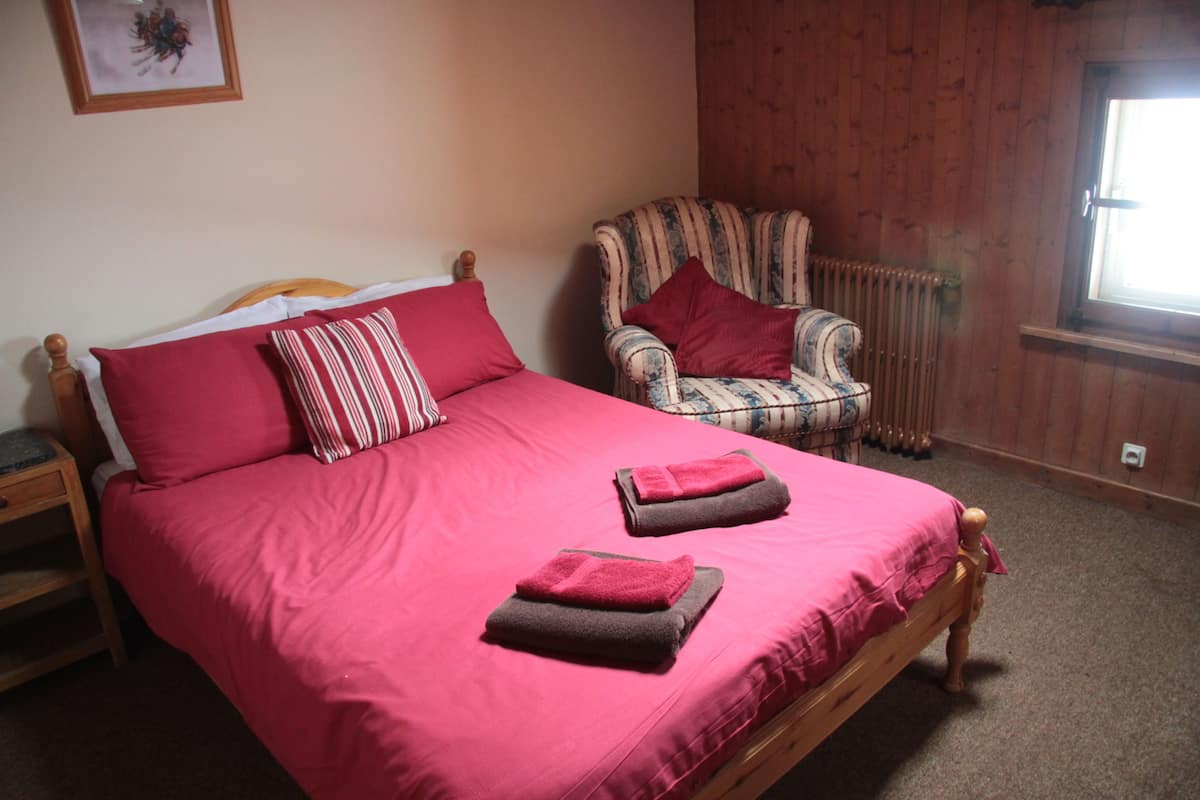 Habitación doble Confort, 1 cama matrimonial, tina, vista a la montaña | Sábanas de algodón egipcio, ropa de cama hipoalergénica y edredón