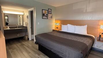 Escritorio, tabla de planchar con plancha, camas extra y wifi gratis