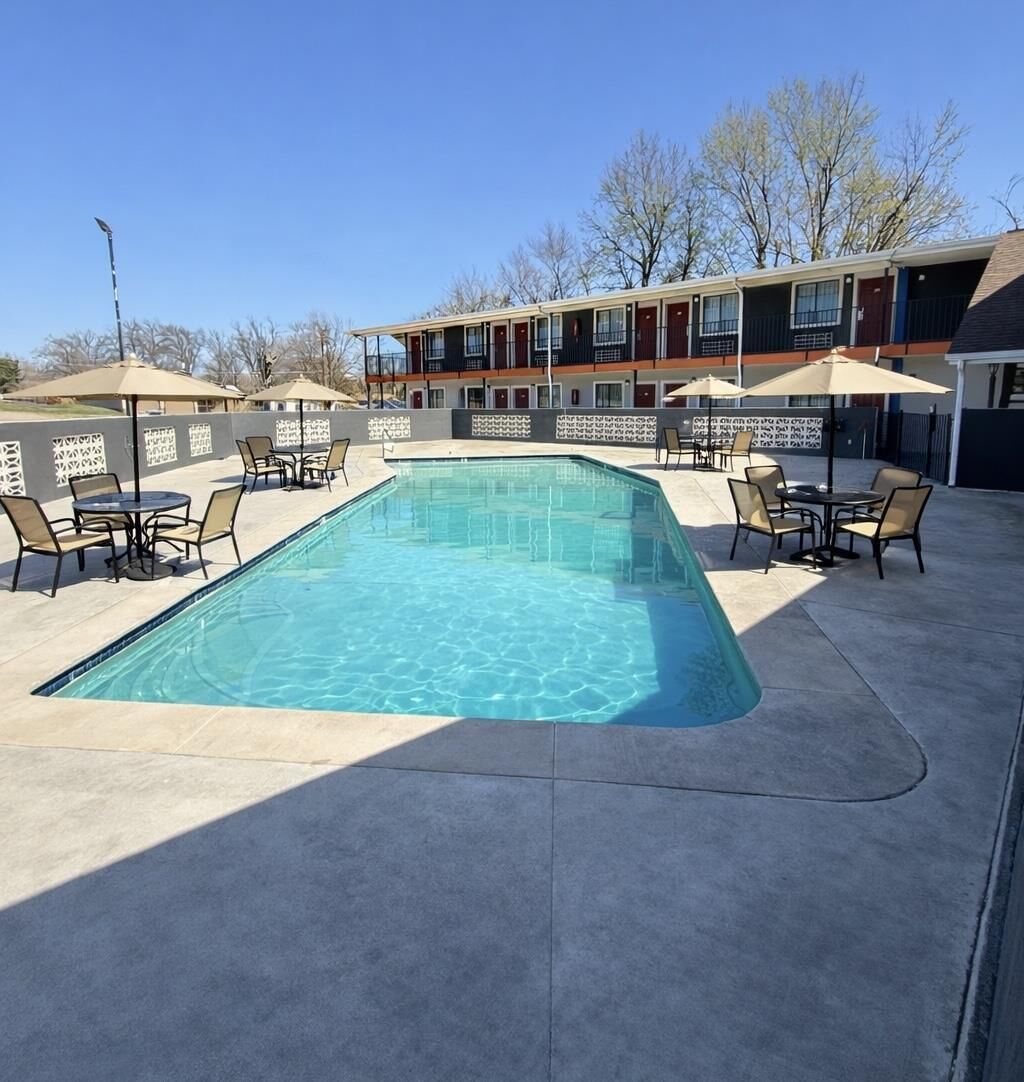 Ulkouima-allas, aurinkotuoleja