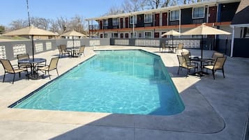 Ulkouima-allas, aurinkotuoleja