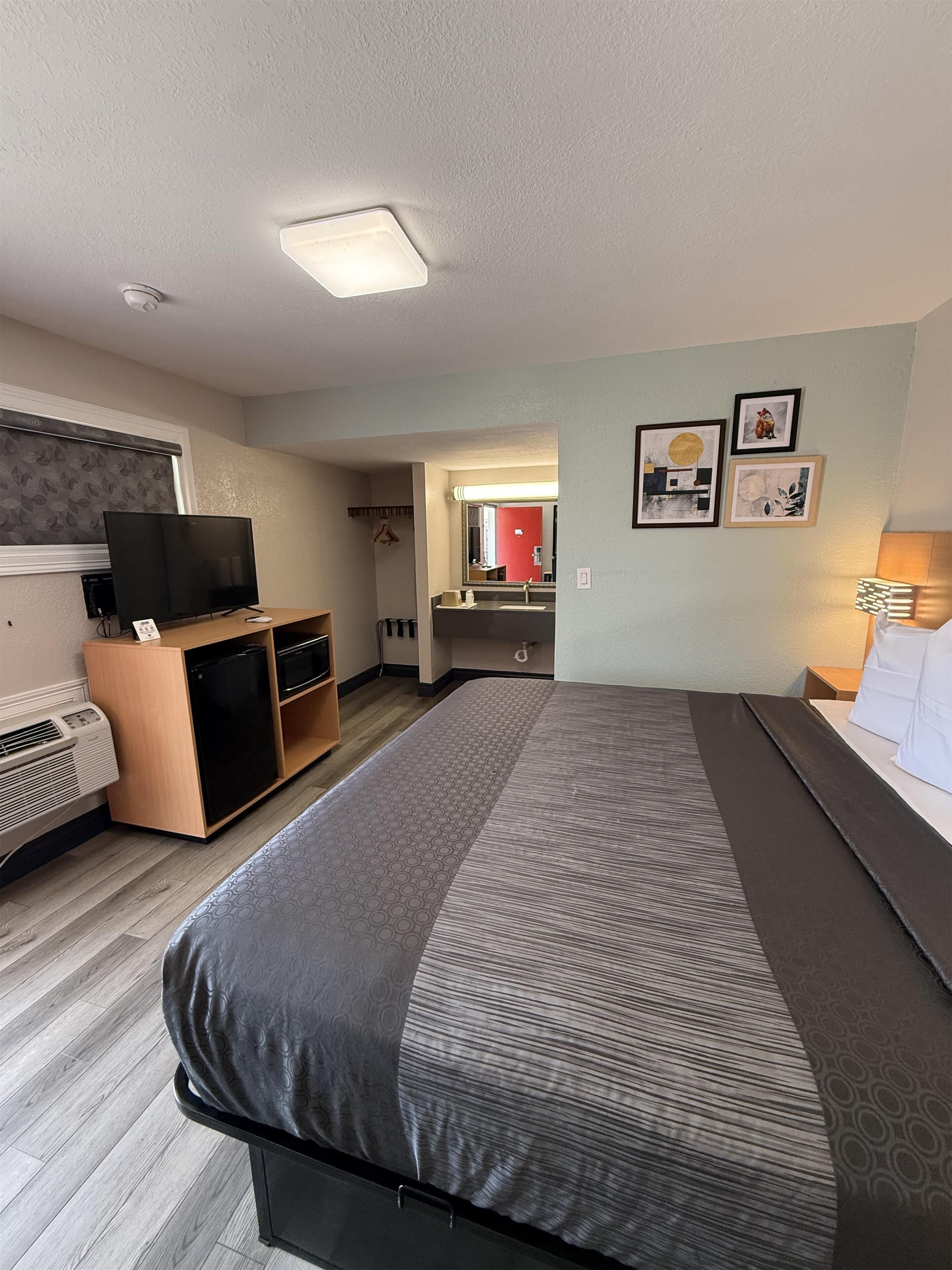 Bureau, fer et planche à repasser, lits pliants/supplémentaires