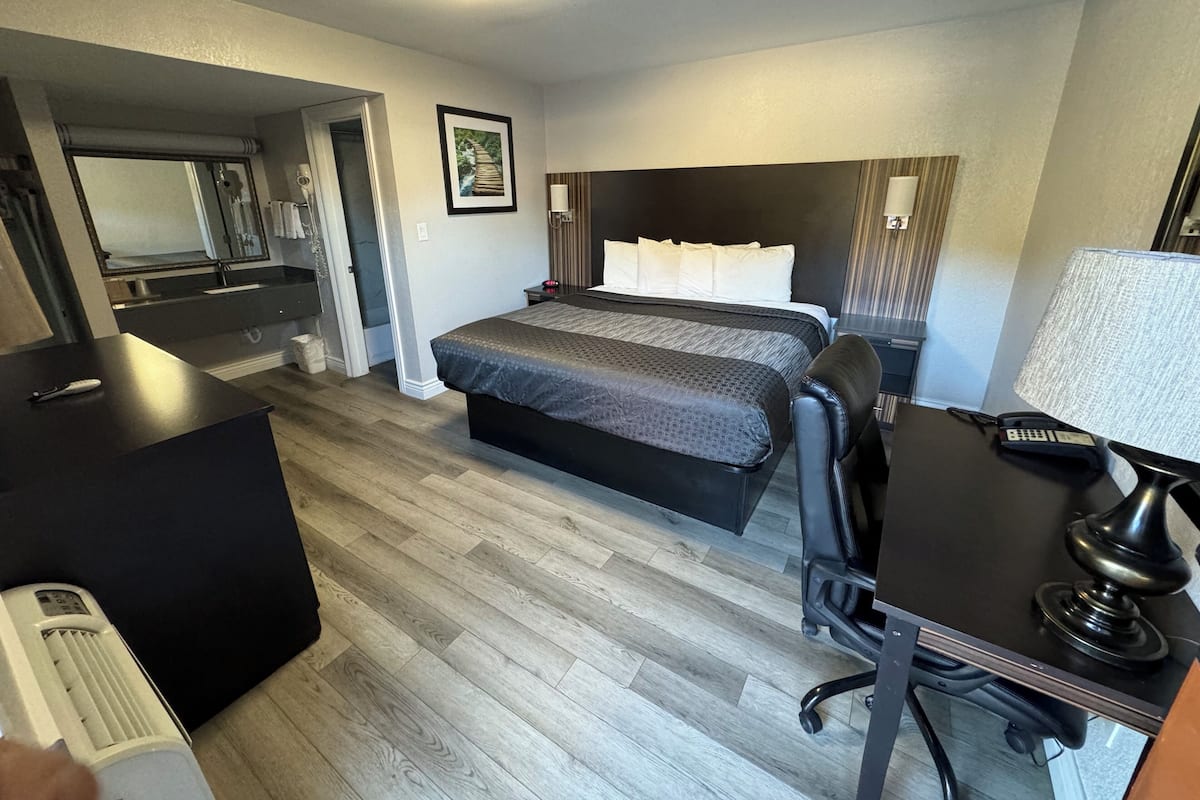 Zimmer, 1 King-Bett, Nichtraucher | Schreibtisch, Bügeleisen/Bügelbrett, Zustellbetten, kostenloses WLAN