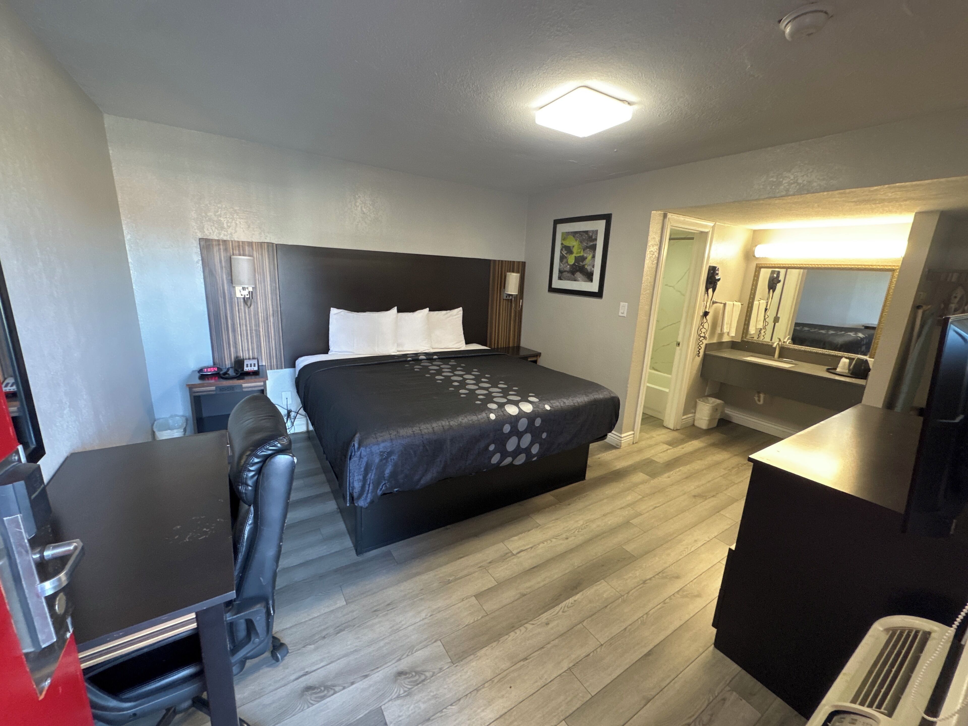 Room, 1 King Bed, Smoking | Desk, iron/ironing board, rollaway beds, free WiFi