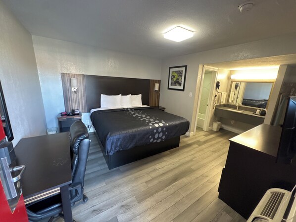 Chambre, 1 trĂšs grand lit, fumeur | Bureau, fer et planche Ă repasser, lit dâappoint (supplĂ©ment)