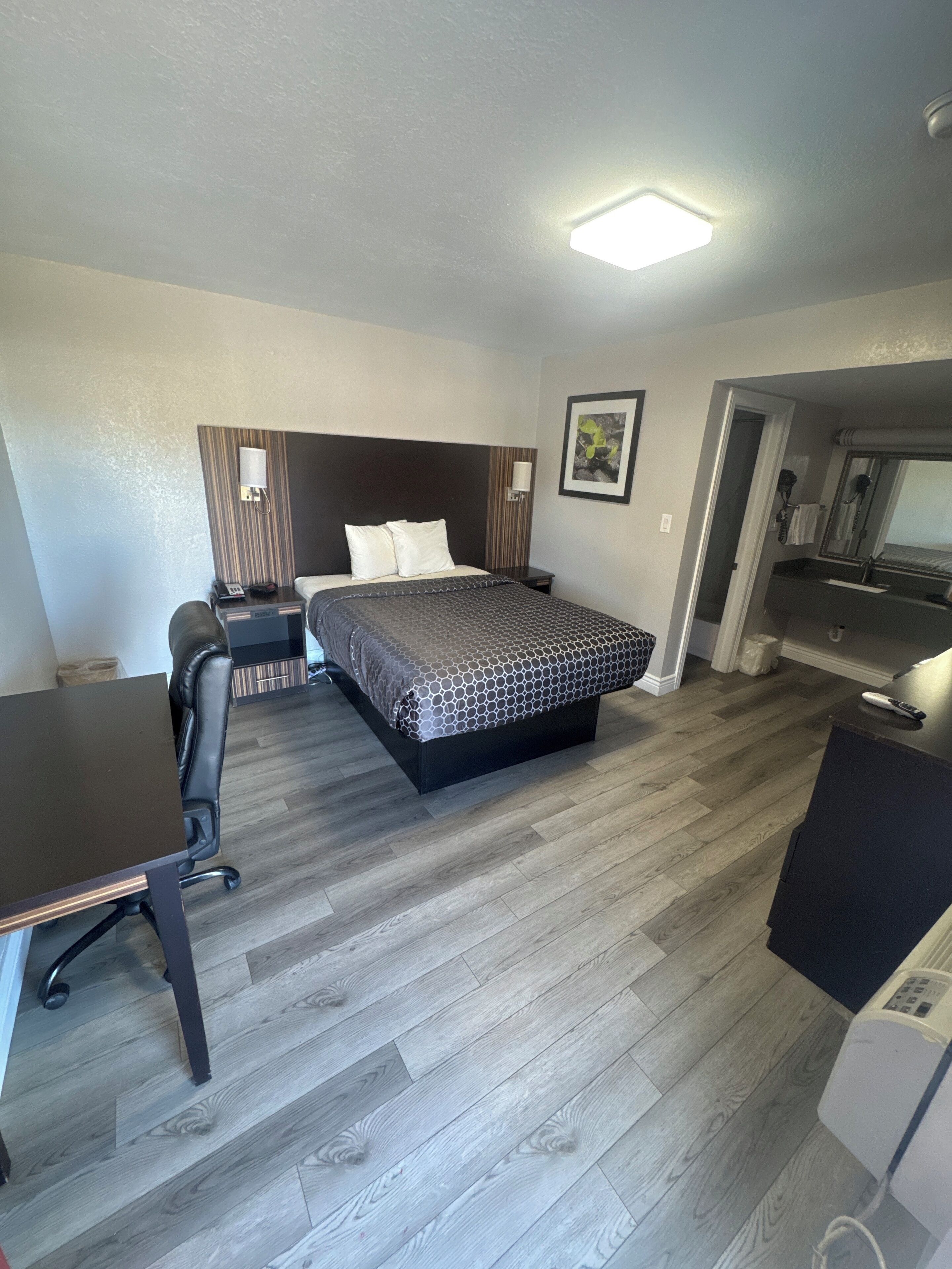 Room, 1 Queen Bed, Non Smoking | Desk, iron/ironing board, rollaway beds, free WiFi