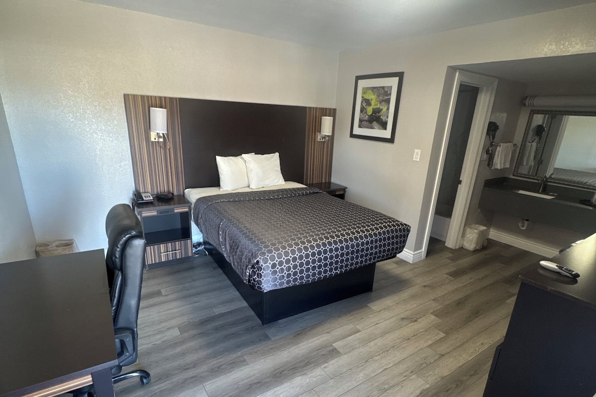 Zimmer, 1 Queen-Bett, Nichtraucher | Schreibtisch, Bügeleisen/Bügelbrett, Zustellbetten, kostenloses WLAN