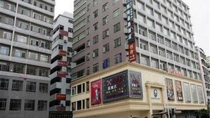 Un edificio de varios pisos con numerosas ventanas y balcones.