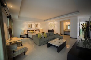 スイート (Master) | セーフティボックス (室内)、アイロン / アイロン台、WiFi (無  料)