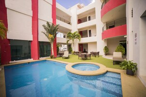 Una piscina al aire libre
