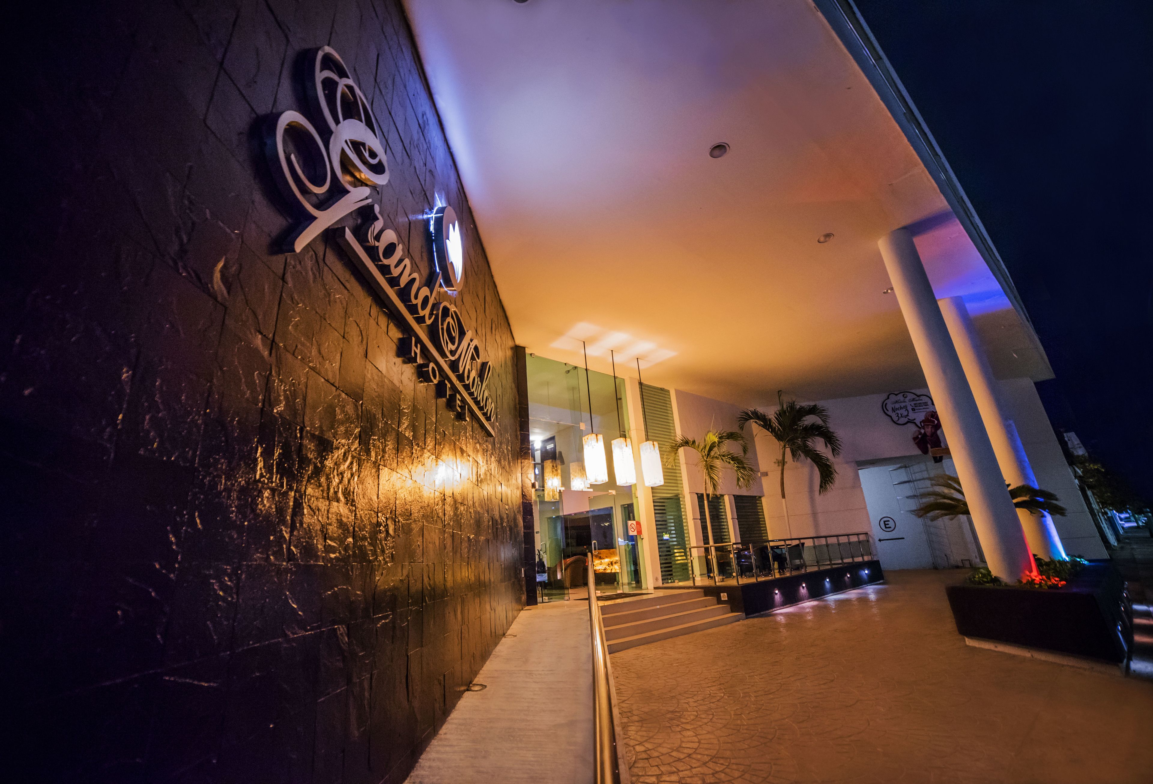 숙박 시설 정면 - 저녁/밤