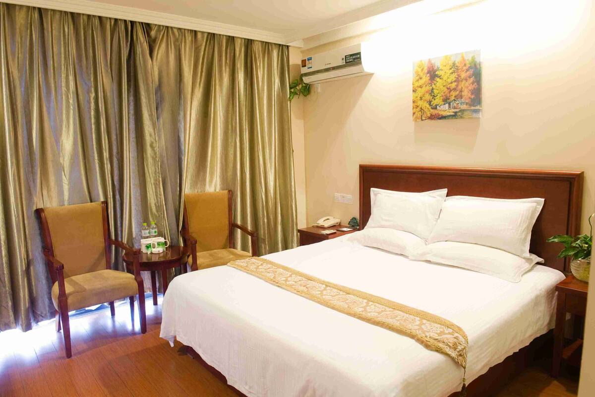 Double Room | In-room safe, desk, WiFi (free)