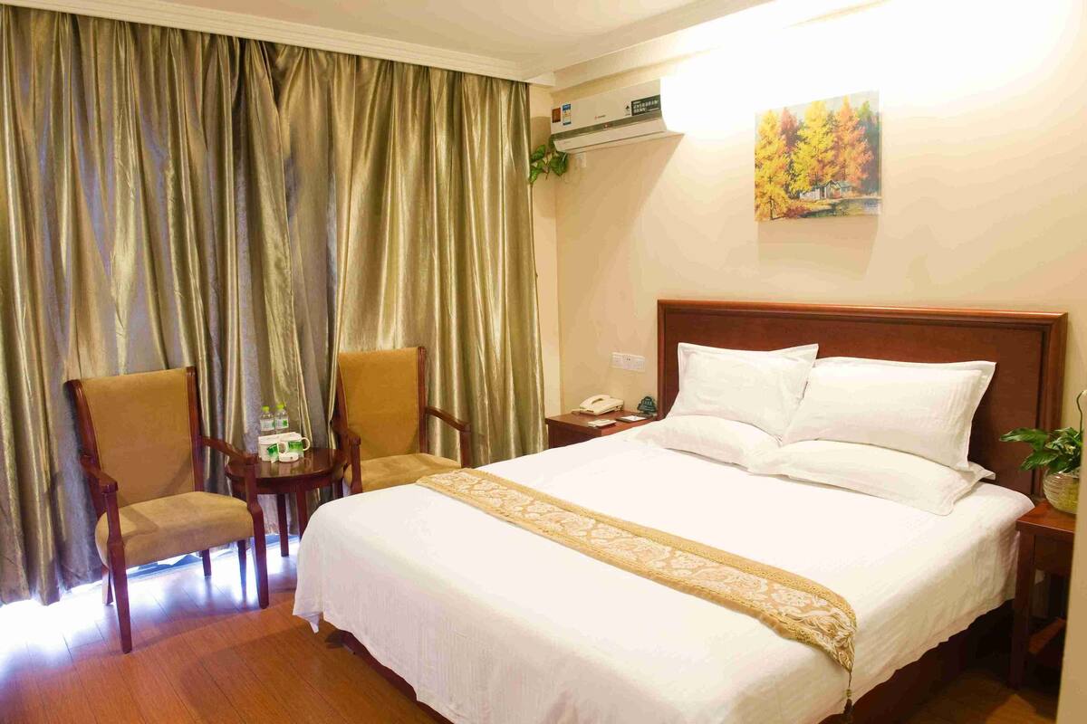 Chambre Double, 1 trĂšs grand lit | Coffres-forts dans les chambres, bureau, Wi-Fi gratuit