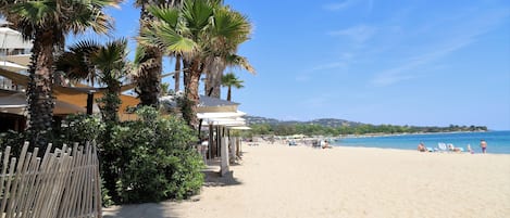 Una spiaggia nelle vicinanze