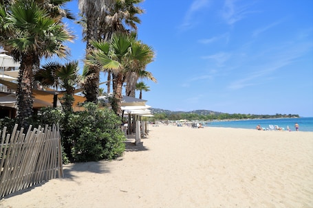 Una playa cerca. SOWELL Family Port Grimaud