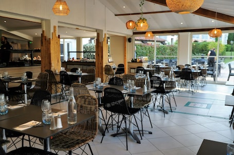 Restaurante. SOWELL Family Port Grimaud