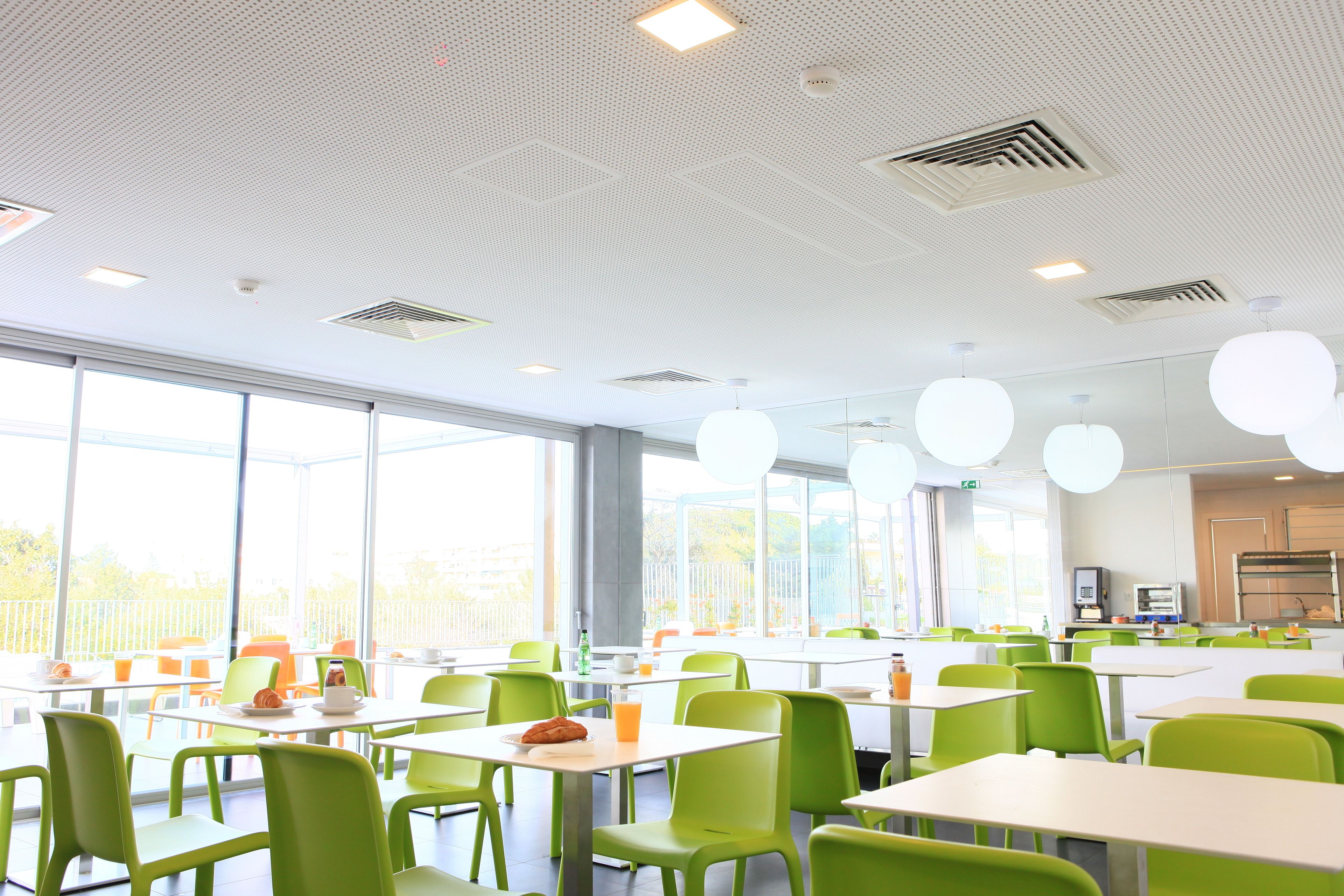 Bữa sáng buffet hàng ngày (12 EUR/mỗi người) 