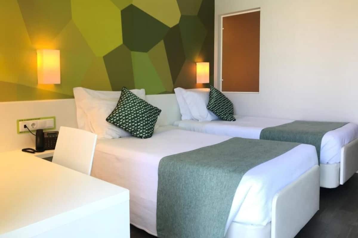 Standard Twin Room | Desk, laptop workspace, soundproofing, free WiFi