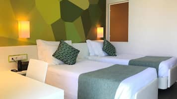 Habitación estándar con 2 camas individuales | Escritorio, espacio para trabajar con laptop y insonorización