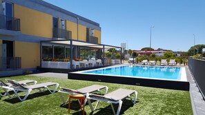 Piscine extérieure (ouverte en saison), chaises longues