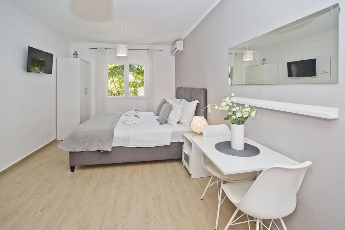 Classic Studio, 1 King Bed, Terrace, Garden View | Soundproofing, WiFi (free)