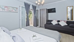 Studio, Balcony, Partial Sea View | Système d’insonorisation, accès au Wi-Fi (inclus)