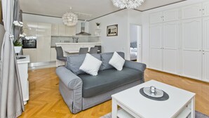 Appartement supérieur, balcon, vue sur la mer (for 4 persons) | Aire de séjour | Téléviseur à écran plat