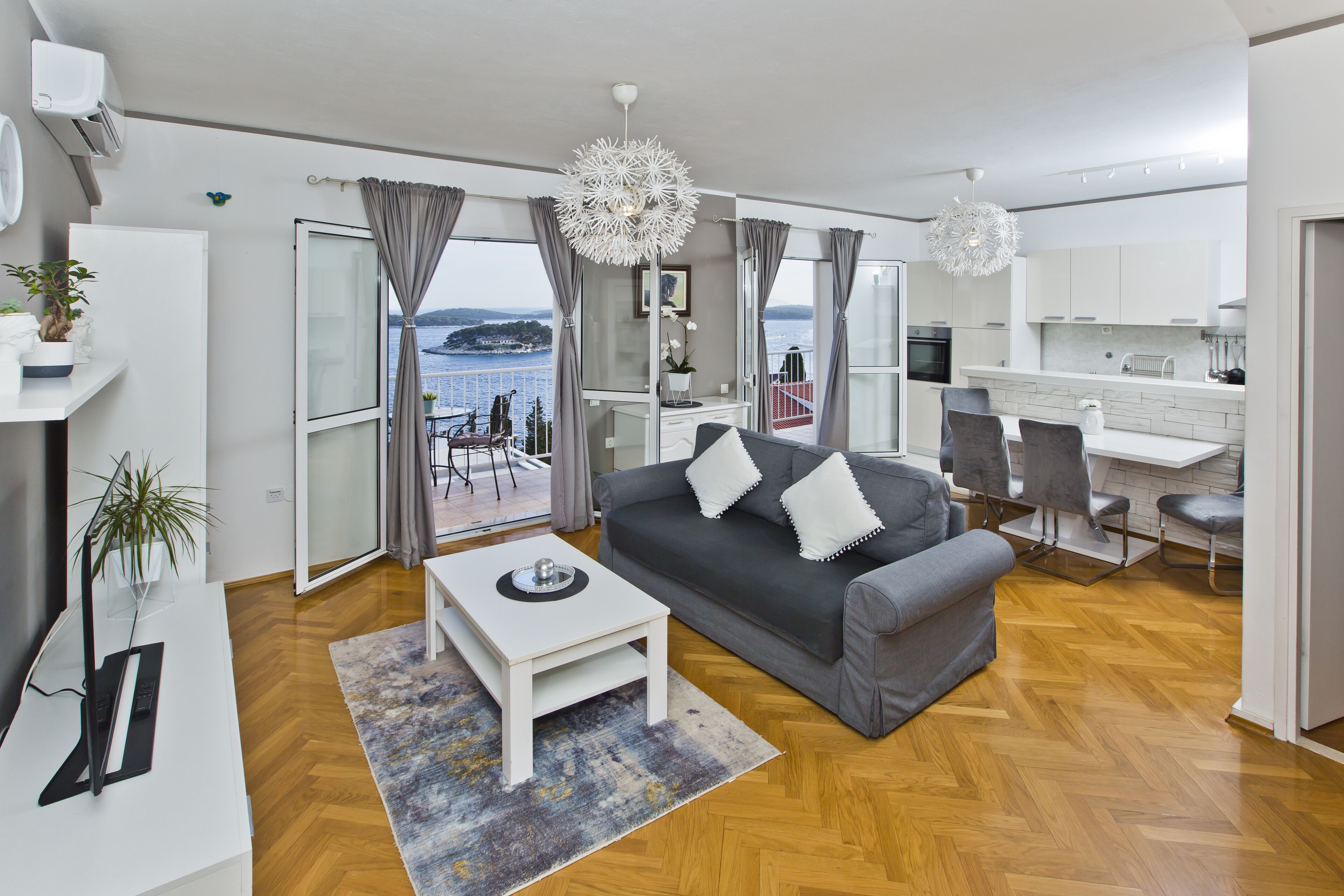 Superior-lejlighed - balkon - havudsigt (for 4 persons) | Opholdsområde | Fladskærms-tv