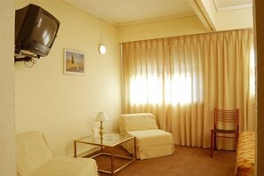 Opholdsområde | 23-tommers fladskærms-tv med kabelkanaler, tv