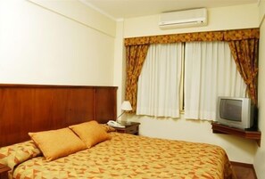 Minibar, pengeskab på værelset, skrivebord, gratis baby-/barnesenge