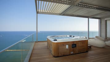 Luxury-Penthouse, 4 Schlafzimmer, eigener Pool, Meerblick | Hochwertige Bettwaren, Betten mit Memory-Foam-Matratzen, Zimmersafe