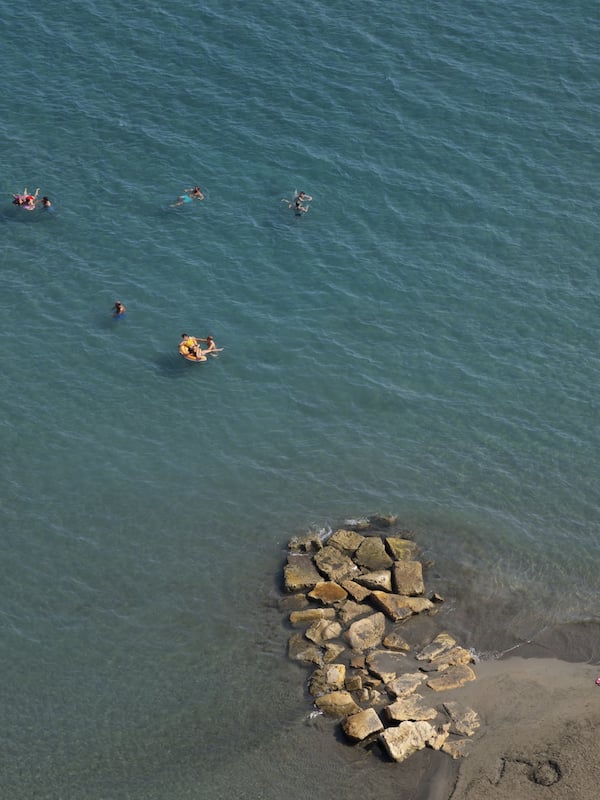 Plage, parasols, serviettes de plage, massages sur la plage