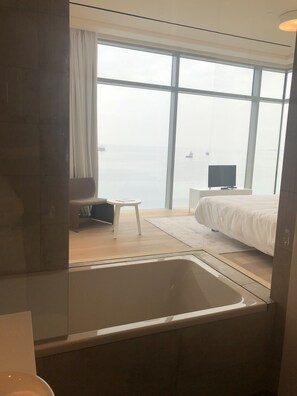 Executive Suite, 3 Bedrooms, Sea View | Deep soaking bathtub - Olympic Residence (Limassol)