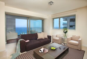 Premium bedding, memory foam beds, in-room safe, individually decorated - Olympic Residence (Limassol)