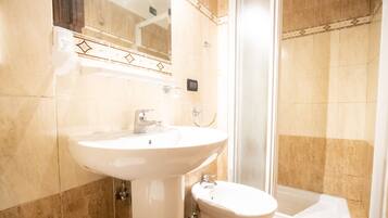 Habitación de diseñador-1 cama matrimonial o 2 individuales, balcón | Baño | Regadera, secadora de cabello, bidet, toallas