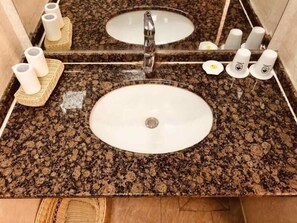 A bathroom with two sinks, each with a mirror above. There are toiletries on the counter. - GreenTree Inn Zhangjiakou YuCounty BusStation Business Hotel (Zhangjiakou)
