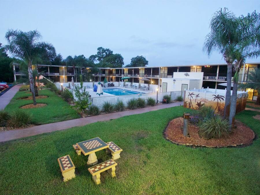 Utendørsbasseng og solsenger