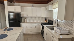 Casa, 2 habitaciones | Cocina privada | Refrigerador con congelador, microondas y parrilla de estufa