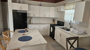 Casa, 2 habitaciones | Cocina privada | Refrigerador con congelador, microondas y parrilla de estufa