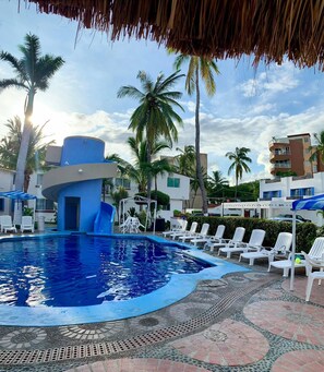 حمّام سباحة خارجي، مظلات على حمّام السباحة، مقاعد للتشمس