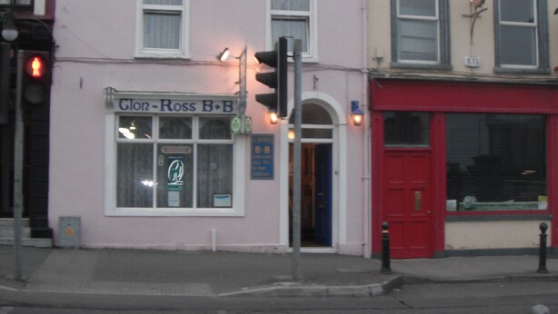 Un edificio rosa con un cartel que dice 'Glon-Ross B&B'.