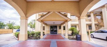 Downtowner Inn and Suites Hobby