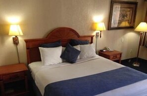 Suite, 1 kingsize bed, niet-roken | Een bureau, een strijkplank/strijkijzer, gratis wifi, beddengoed