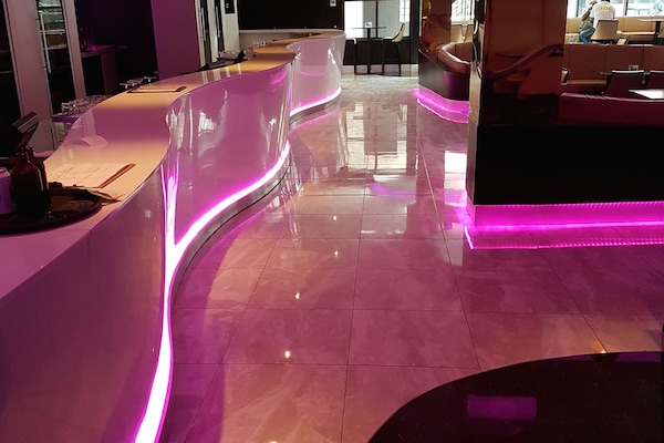 5 bars/lounges