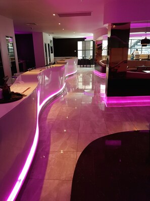5 bars/lounges - Lamana Hotel (Port Moresby)
