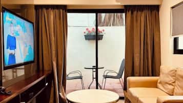 Artemis Apartment, 1 Bedroom, Balcony | 起居區 | 智慧型電視